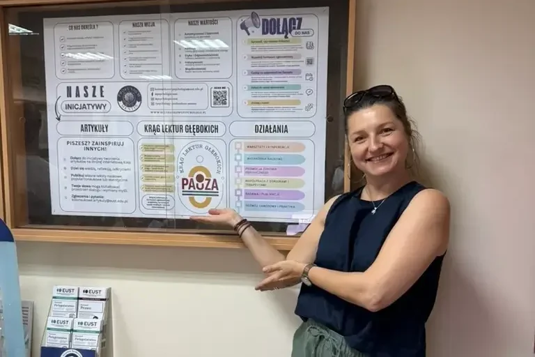 członkini Koła prezentuje nową gablotkę