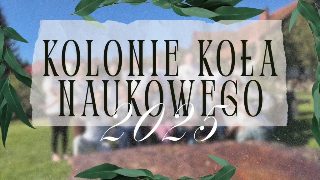 napis kolonie koła naukowego 2025, w tle ekipa wyjazdowa